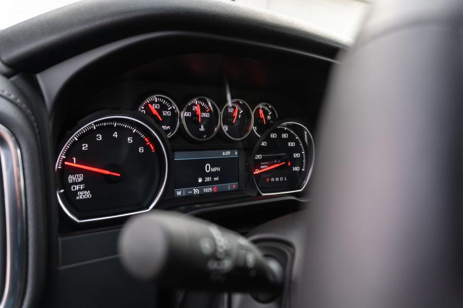 Панель приборов Chevrolet Silverado RST Double Cab 2018 года  (фото 32 из 40)